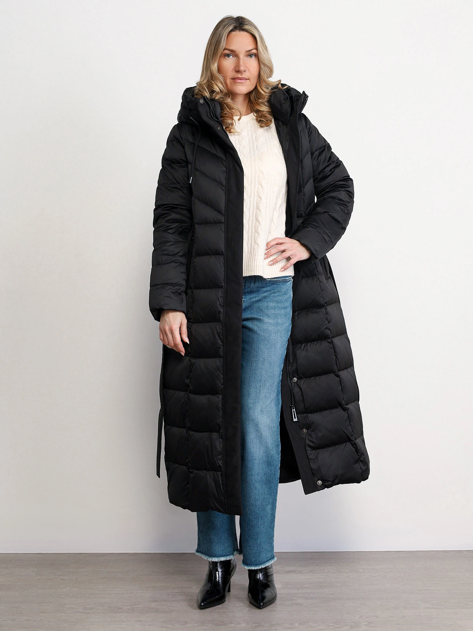 Пуховик черного цвета с капюшоном